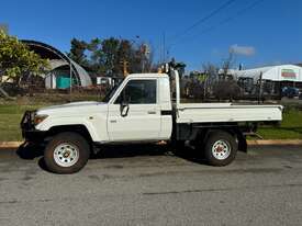 Landcruiser VDJ79R Tray 2012 V8 106356km 5 Speed 4x4 KBC082D SN1632 - picture0' - Click to enlarge