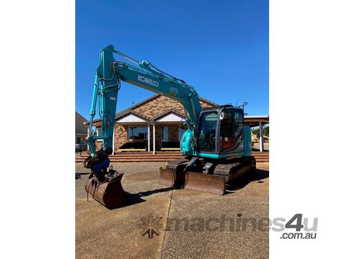 2018 Kobelco SK135SR-3 Excavator w/ Rubber Pads & Bucket Set