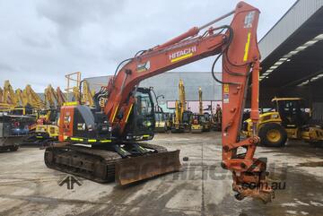 2020 HITACHI ZX135US-5 15T EXCAVATOR WITH TILT HITCH, BUCKET SET, CIVIL SPEC AND 3710 HOURS