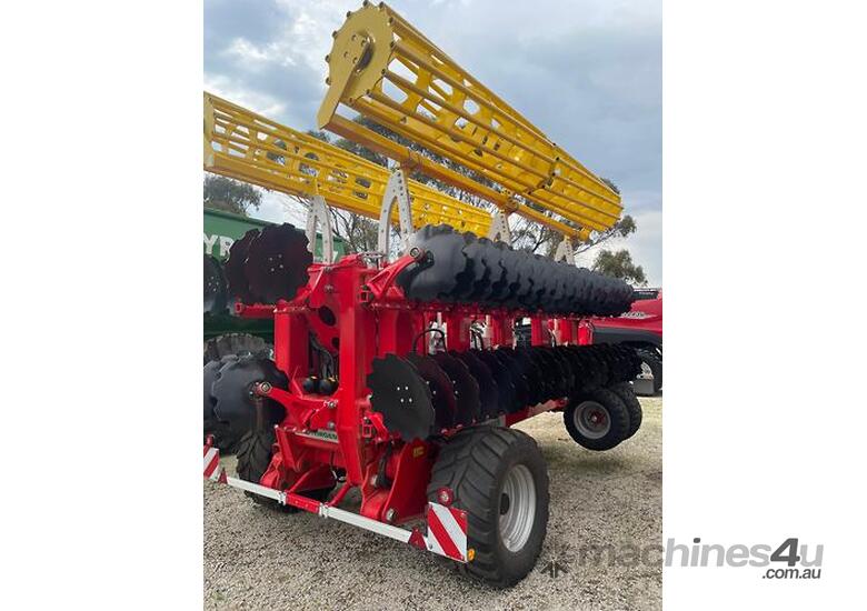 caption 2022 Pottinger 1001T 10M/32' Terradisc Harrows