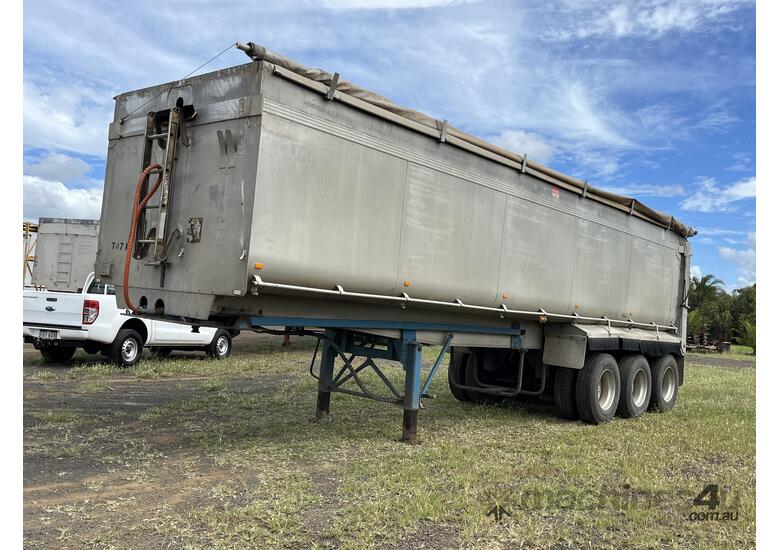 caption 1990 Clutha Trailers Tri Axle Tri Axle Tipping Trailer
