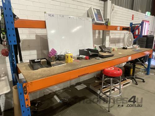 caption 1x Workbench with Contents