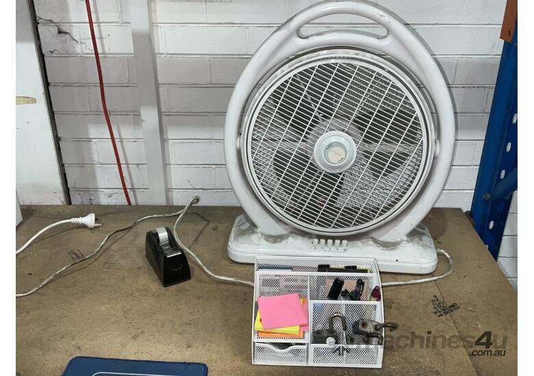 caption 1x Workbench with Contents