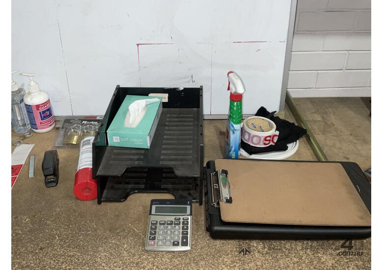 caption 1x Workbench with Contents