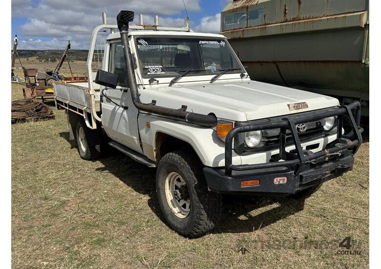 caption 1995 TOYOTA LANDCRUISER UTILITY