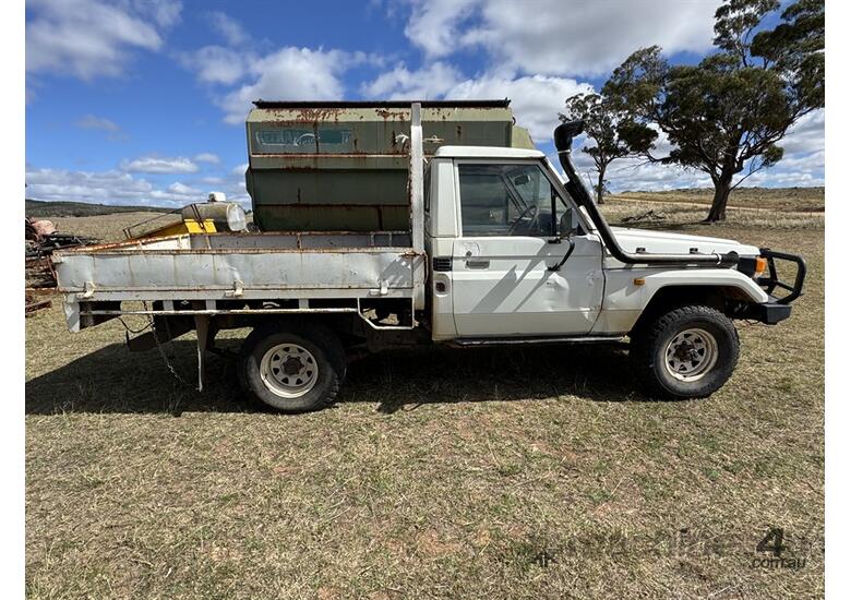 caption 1995 TOYOTA LANDCRUISER UTILITY
