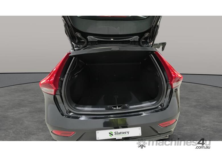 caption 2015 Volvo V40 D4 Luxury Hatch (Diesel) (auto) **Non-Runner - Sold W/ Mechanical Issues**