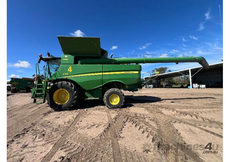 caption Combine Harvester John Deere S790
