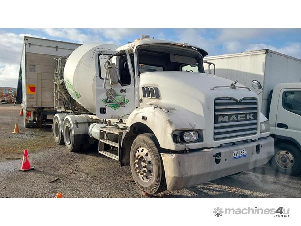 Buy Used Mack METROLINER Trucks (1168800) - Listed on Machines4u