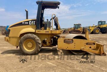 2004 CAT CP 433E vibratory soil compactor