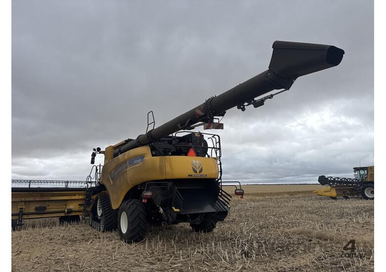 2023 New Holland CR10.90 Combines