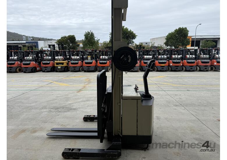 Crown Walkie Reach Stacker 25WR