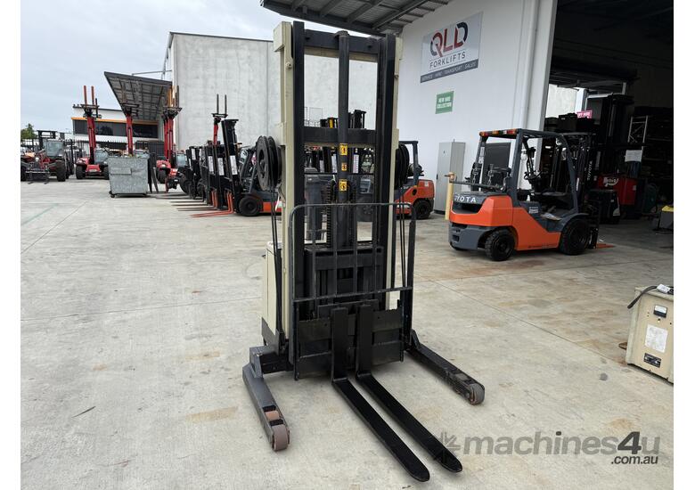 Crown Walkie Reach Stacker 25WR