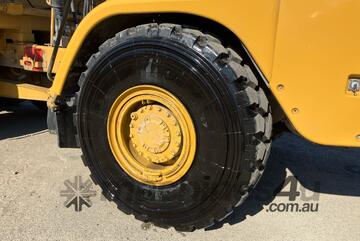 2013 Caterpillar 725 Articulated Water Cart