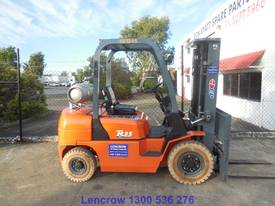 2500kg container forklift - Hire - picture0' - Click to enlarge