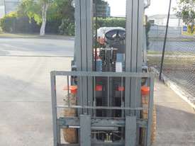 2500kg container forklift - Hire - picture2' - Click to enlarge