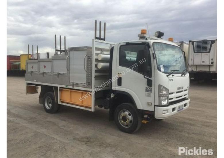 caption 2011 Isuzu NPS300