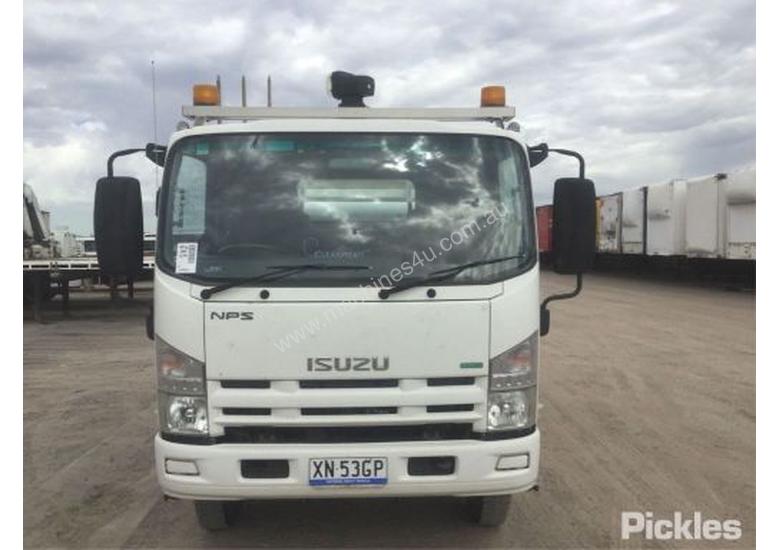 caption 2011 Isuzu NPS300
