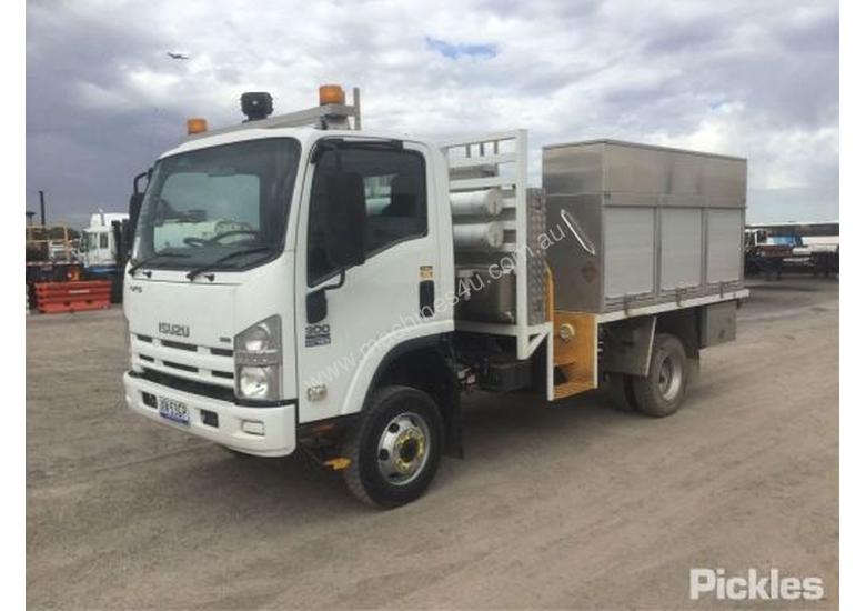 caption 2011 Isuzu NPS300