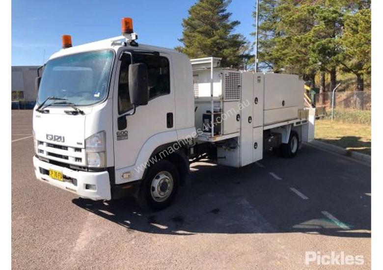 caption 2008 Isuzu FRR600