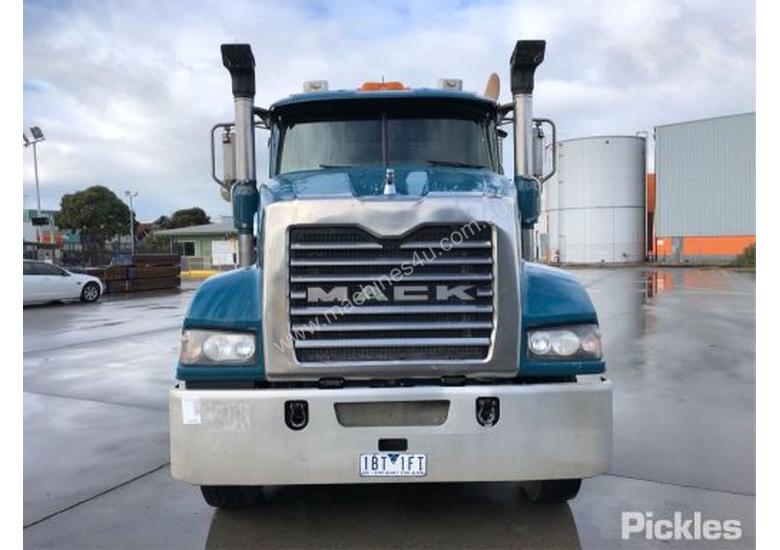 caption 2014 Mack CMHR Trident