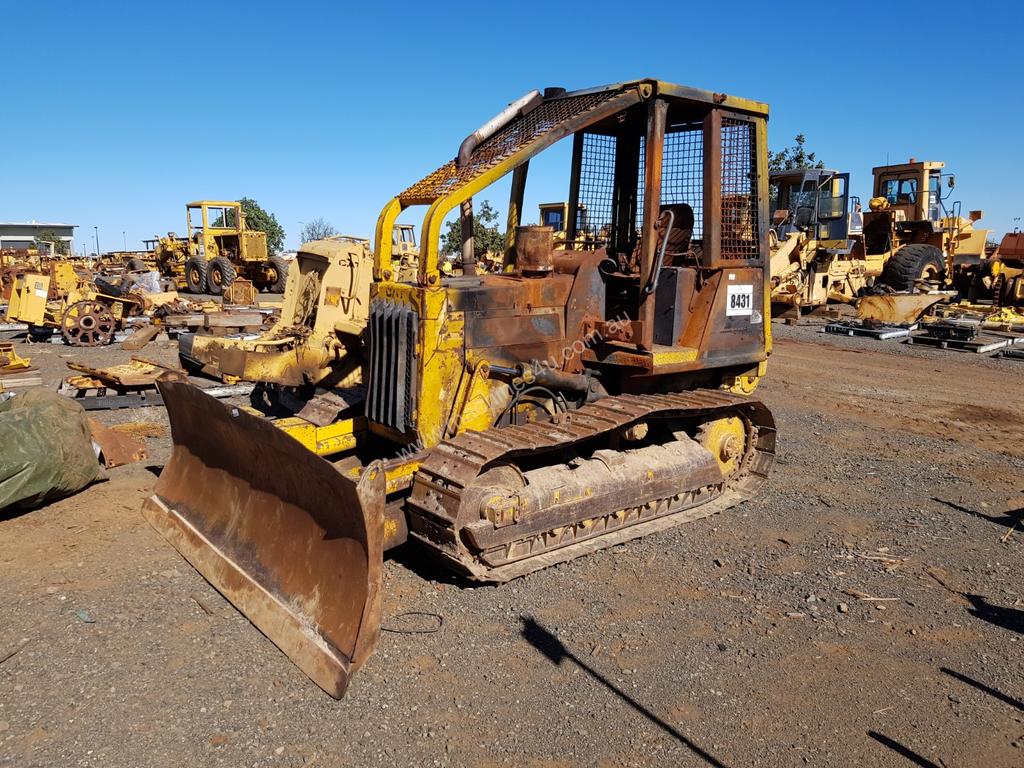 Wrecking 1986 Caterpillar D3B Dozer In , - Listed On Machines4u