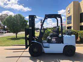 Used Utilev UT30P LPG Forklift - picture1' - Click to enlarge