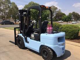 Used Utilev UT30P LPG Forklift - picture2' - Click to enlarge