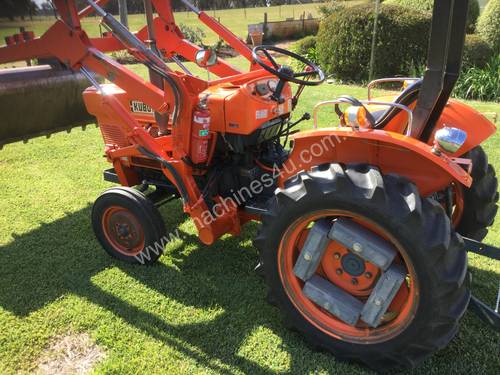 TRACTOR  L2201 KUBOTA WITH FEL