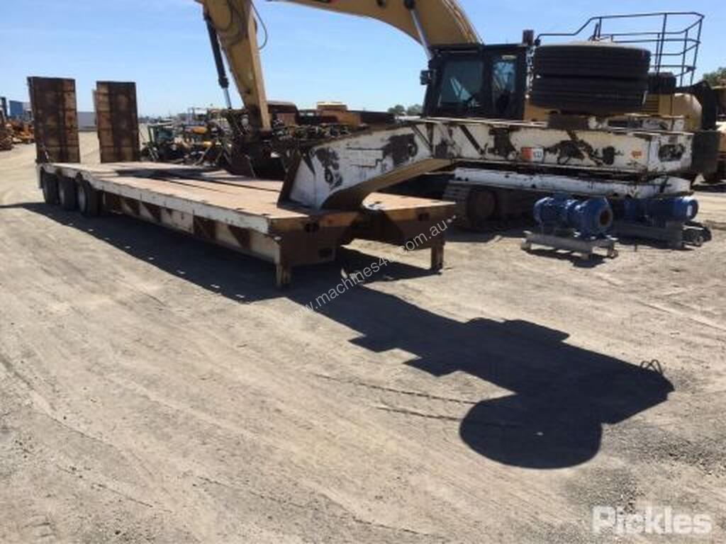 Buy Used drake 2006 Drake Tri Axle Low Loader O D Quad Dog Trailer in