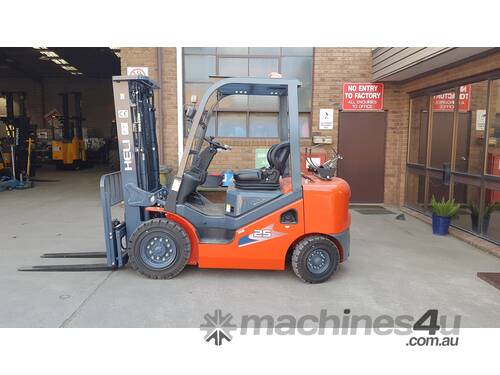Heli CPQYD25 2500kg Dual Fuel Container Mast Forklift from $40pd - Hire