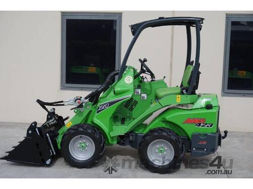 Avant 423 Articulated Mini Loader with Telescopic Boom & 4-in-1 Bucket