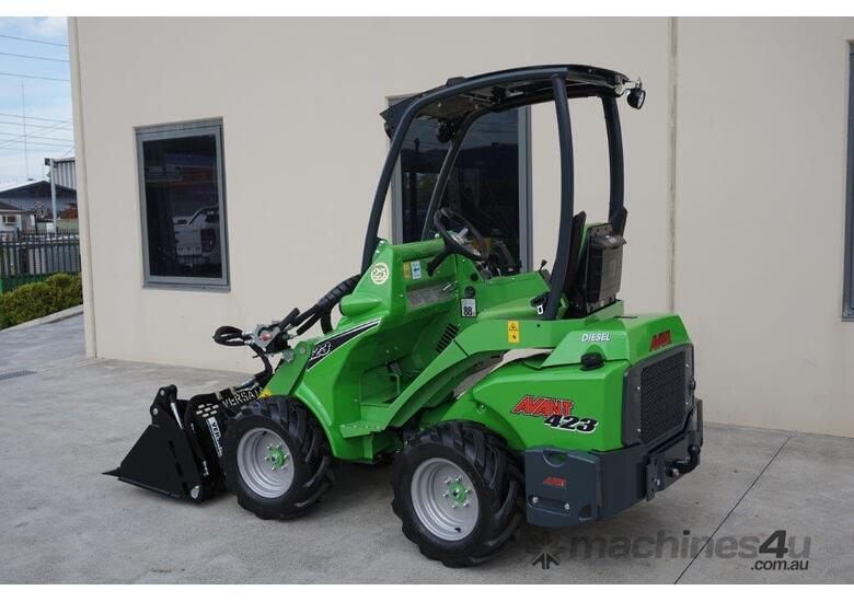 Avant 423 Articulated Mini Loader with Telescopic Boom & 4-in-1 Bucket