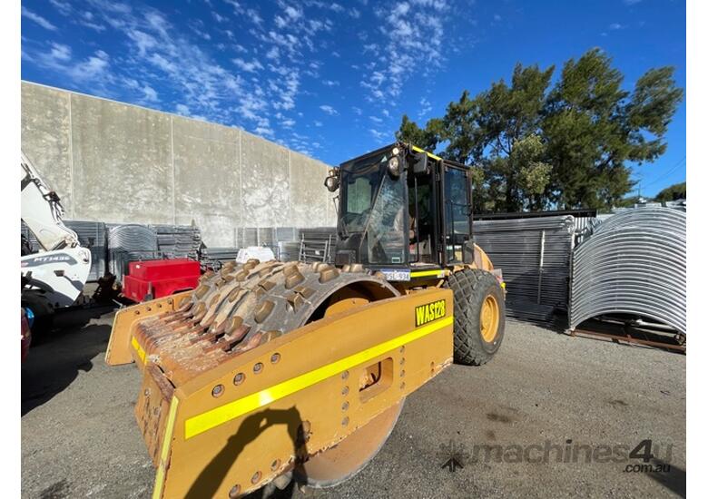 Used 2011 CAT CS76 Double Drum Padfoot Roller in , Listed on Machines4u