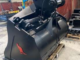 20T Hydraulic Tilt Bucket Hire 1800mm - picture2' - Click to enlarge