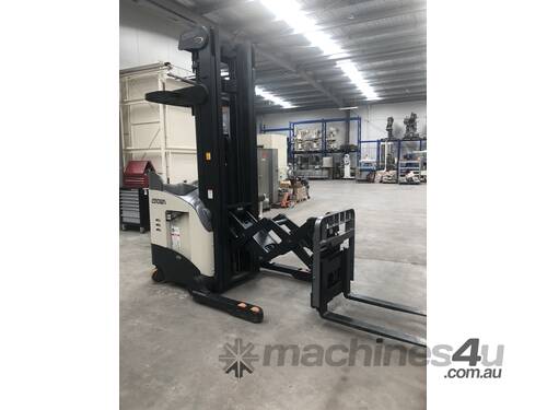 Crown RD5225-30 Double Reach Truck, 842 Total Hours only from new