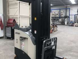 Crown RD5225-30 Double Reach Truck, 842 Total Hours only from new - picture2' - Click to enlarge