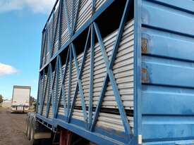 Byrne livestock A Trailer - picture2' - Click to enlarge