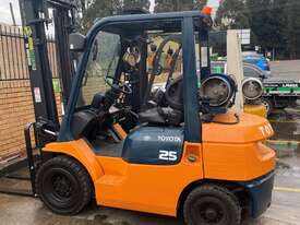 TOYOTA 2.5 Ton LOW MAST  Forklift - picture1' - Click to enlarge