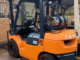 TOYOTA 2.5 Ton LOW MAST  Forklift - picture2' - Click to enlarge