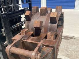 compactor wheel - picture0' - Click to enlarge