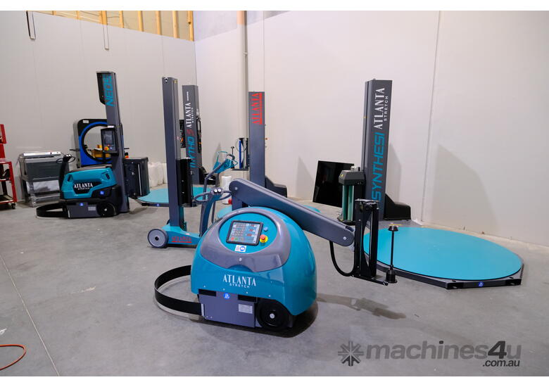 Pallet wrapping robot