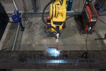 Fanuc R2000iA 210F Welding Robot System With 400A Water Cooled Megmeet Welder