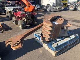 113 Excavator Claw Attachment - picture0' - Click to enlarge