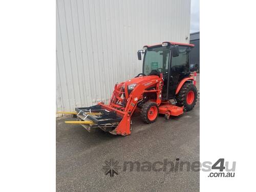 Kubota B3150 Cab Tractor loader and mid mower