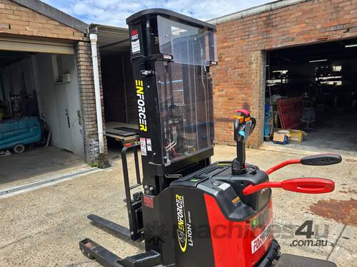 caption Enforcer Walkie Reach Stacker