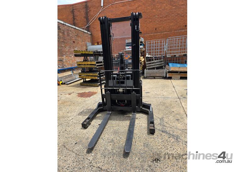 caption Enforcer Walkie Reach Stacker