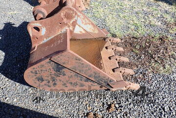 Excavator digging bucket