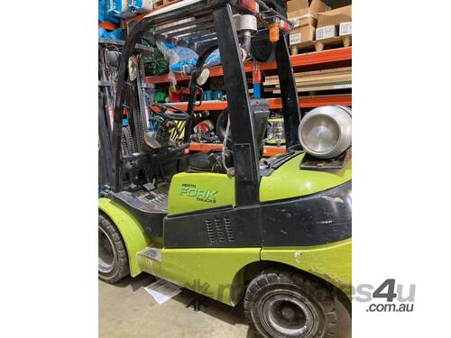 caption 2004 Clark C30L Forklift