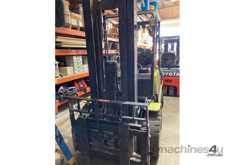 caption 2004 Clark C30L Forklift